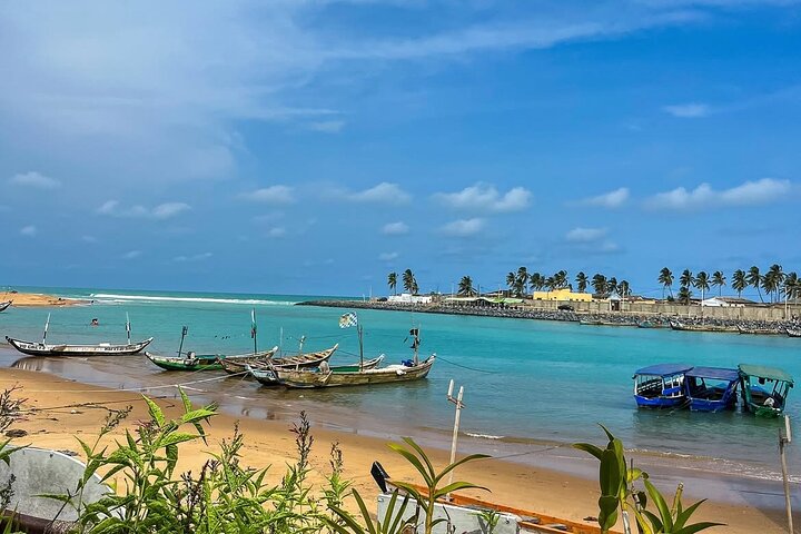 Pirogues de pêcheurs sur la plage près de Lomé