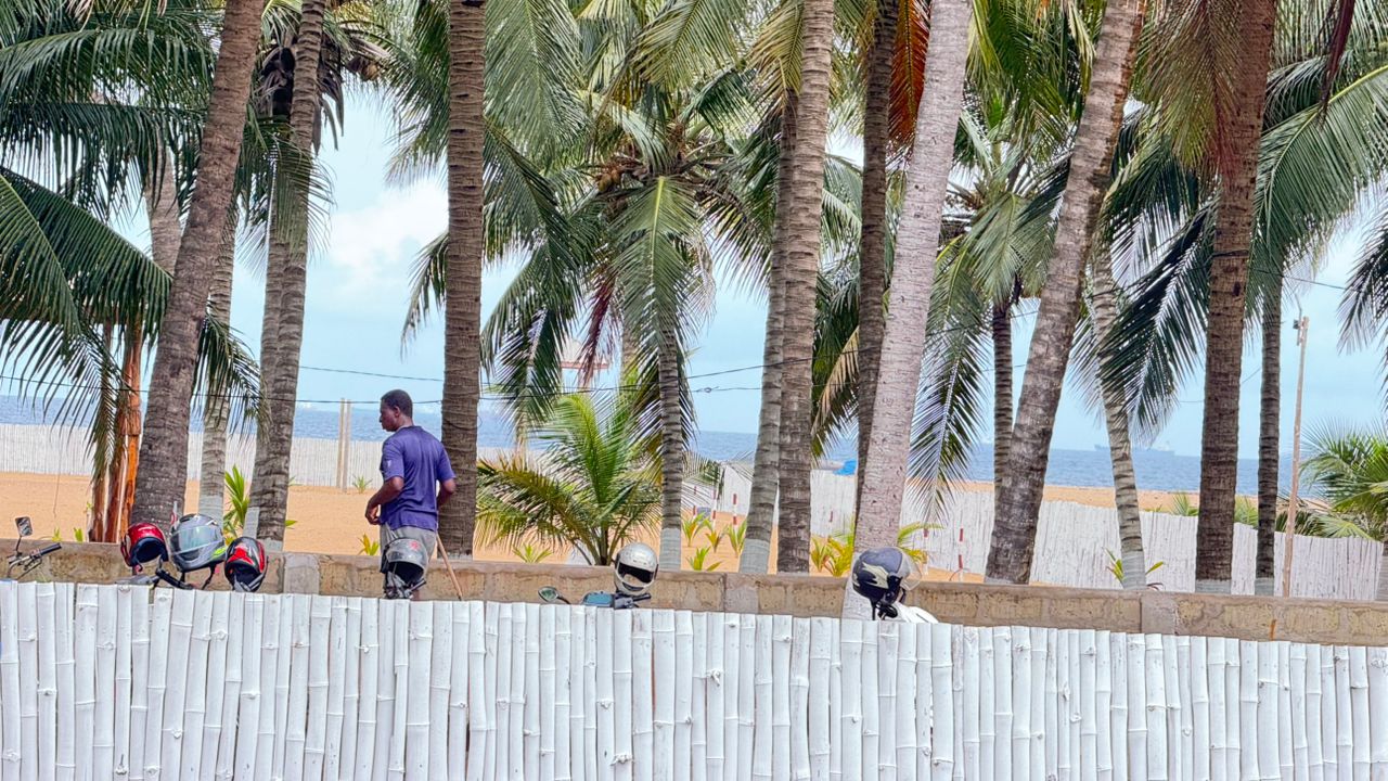 Vie locale au bord de la mer à Lomé, Togo